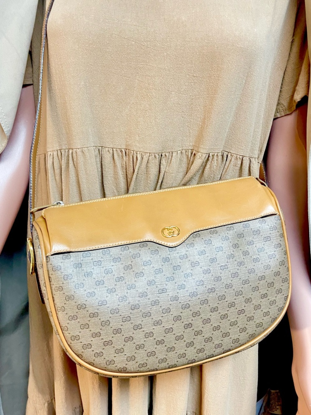 Authentic Gucci vintage micro GG crossbody bag 001.084.4001